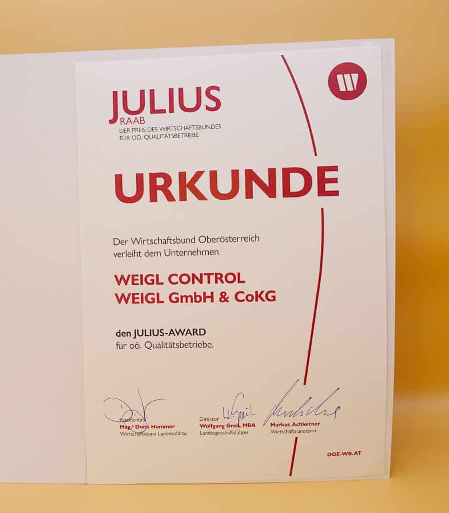Julius Raad der Preis des Wirtschaftsbundes für oberösterreichische Qualitätsbetriebe Urkunde. Der Wirtschaftsbund Oberösterreich verlieht dem Unternehmen Weigl Control Weigl GmbH & Co KG den JULIUS-Award für oberösterreichische Qualitätsbetriebe. Präsidentin Mag. Doris Hummer Wirtschaftsbund Landesobfrau, Direktor Wolfgang Greil, MBA Landesgeschäftsführer, Markus Achleitner Wirtschaftslandesrat, OOE-WB.AT