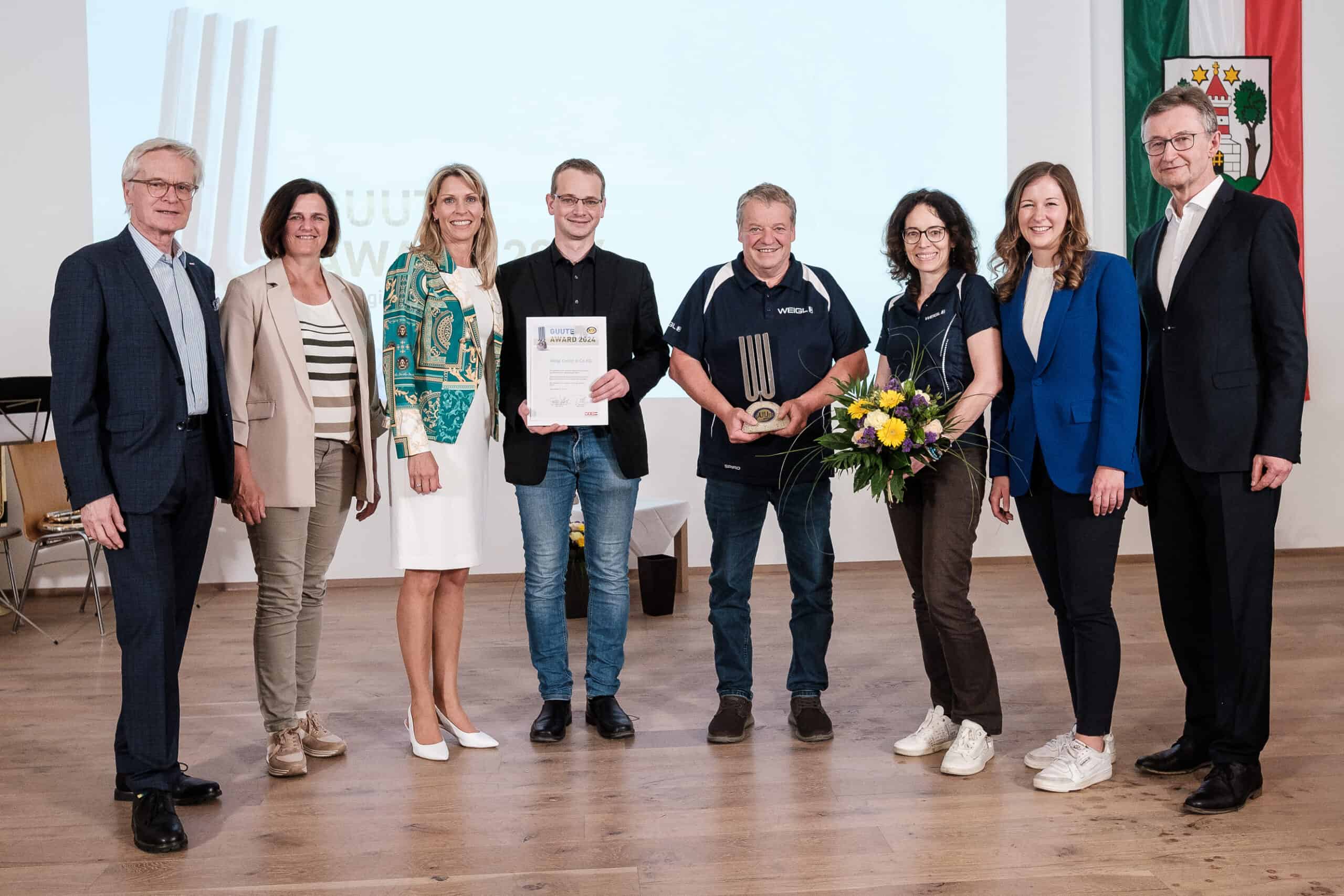 von links nach rechts - (© Eric Krügl): Clemens Malina-Altzinger (Vizepräsident WKOÖ), Maria Hagenauer (Bürgermeisterin Ottensheim), Mag. Sabine Lindorfer (Obfrau der WKO Urfahr-Umgebung), Daniel, Manfred und Verena Weigl, Staatssekretärin Claudia Plakolm, Dr. Franz Tauber (Leiter der WKO Urfahr-Umgebung)
